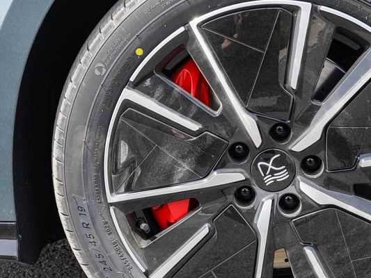 Model Vehicle 601km Range 83.2kWh Battery Capacity AWD Fast Charging Sunroof High Voltage Structure Comfortable for Family