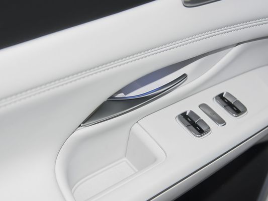 2025 Xpeng G9 Fully Electric SUV 93.1kWh Battery Capacity 423kW Max Motor Power 680km Long Range and Fast Charging with Sunroof